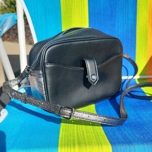 ✨️G.I.L.I. Black Crossbody Bag with Metallic Strap